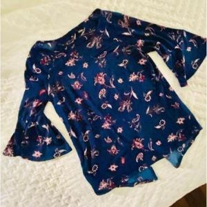 (NEW- RETAIL $40) Beautiful New Directions boho tunic top  bell sleeves